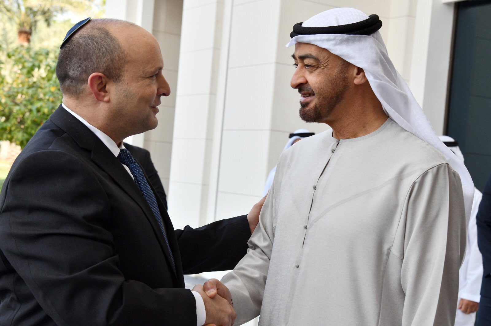 Premierminister Naftali Bennett wird vom Kronprinz der VAE, Scheich Mohamed Bin Zayed empfangen